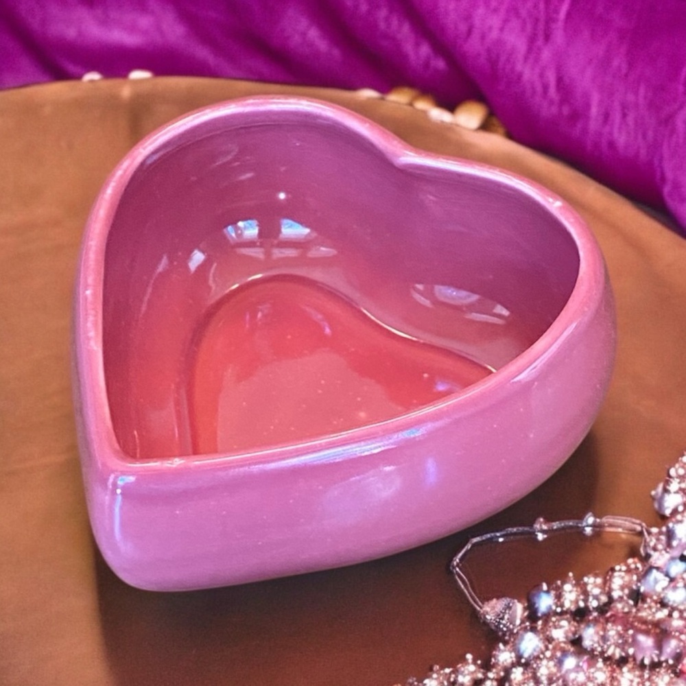 Heart shaped dish in pink / mauve. EUC